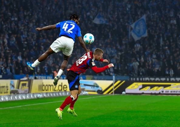 25.01.2025, xlakx, Fussball 2.Bundesliga, Hertha BSC Berlin - Hamburger SV emspor, v.l. Deyovaisio Zeefuik (Hertha BSC 42),Miro Muheim (Hamburger SV 28),Zweikampf, Duell, Kampf, tackle (DFL DFB REGULATIONS PROHIBIT ANY USE OF PHOTOGRAPHS as IMAGE SEQUENCES and or QUASI-VIDEO) Daniel Lakomski Jan Huebner Berlin