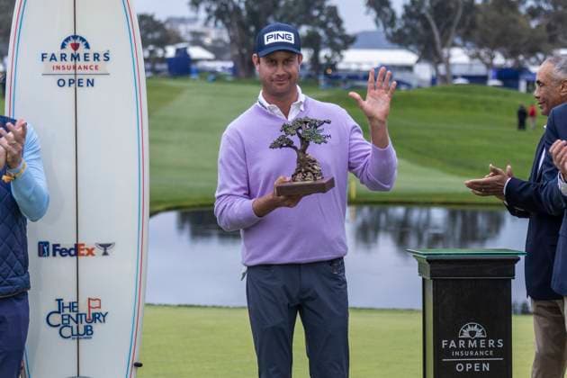 LA JOLLA, CA - JANUARY 25: Harris English holds up the championship trophy after winning the Farmers Insurance Open tournament, Saturday, January 25, 2025, at Torrey Pines Golf Course in La Jolla, California. (Photo by Tony Ding Icon Sportswire) GOLF: JAN 25 PGA, Golf Herren Farmers Insurance Open EDITORIAL USE ONLY Icon46520250125023