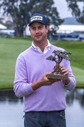 LA JOLLA, CA - JANUARY 25: Harris English holds up the championship trophy after winning the Farmers Insurance Open tournament, Saturday, January 25, 2025, at Torrey Pines Golf Course in La Jolla, California. (Photo by Tony Ding Icon Sportswire) GOLF: JAN 25 PGA, Golf Herren Farmers Insurance Open EDITORIAL USE ONLY Icon46520250125024