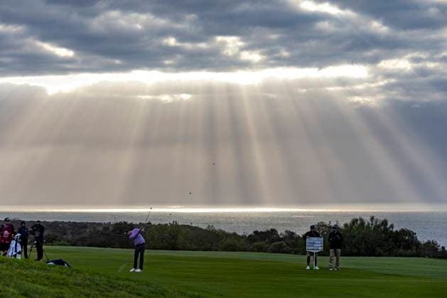 LA JOLLA, CA - JANUARY 25: Harris English hits from the 17th fairway during the final round of the Farmers Insurance Open tournament, Saturday, January 25, 2025, at Torrey Pines Golf Course in La Jolla, California. (Photo by Tony Ding Icon Sportswire) GOLF: JAN 25 PGA, Golf Herren Farmers Insurance Open EDITORIAL USE ONLY Icon46520250125029