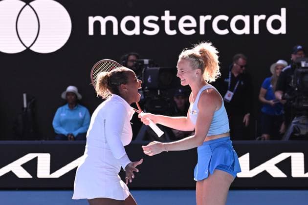TENNIS AUSTRALIAN OPEN, Katerina Siniakova (right) of the Czech Republic and Taylor Townsend (left) of the USA celebrate match point during Women?s Doubles final win over Jelena Ostapenko of Latvia and Su-Wei Hsieh of Chinese Taipei during the 2025 Australian Open at Melbourne Park in Melbourne, Sunday, January 26, 2025. ( NO ARCHIVING, EDITORIAL USE ONLY, NO USE IN BOOKS WITHOUT CONSENT MELBOURNE VICTORIA AUSTRALIA  Copyright: xJAMESxROSSx 20250126148734072480