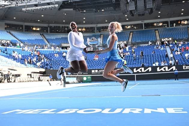 Sport Bilder des Tages TENNIS AUSTRALIAN OPEN, Katerina Siniakova (right) of the Czech Republic and Taylor Townsend (left) of the USA celebrate with the winners trophy following their Women?s Doubles final win over Jelena Ostapenko of Latvia and Su-Wei Hsieh of Chinese Taipei during the 2025 Australian Open at Melbourne Park in Melbourne, Sunday, January 26, 2025. ( NO ARCHIVING, EDITORIAL USE ONLY, NO USE IN BOOKS WITHOUT CONSENT MELBOURNE VICTORIA AUSTRALIA  Copyright: xJAMESxROSSx 20250126171420051505
