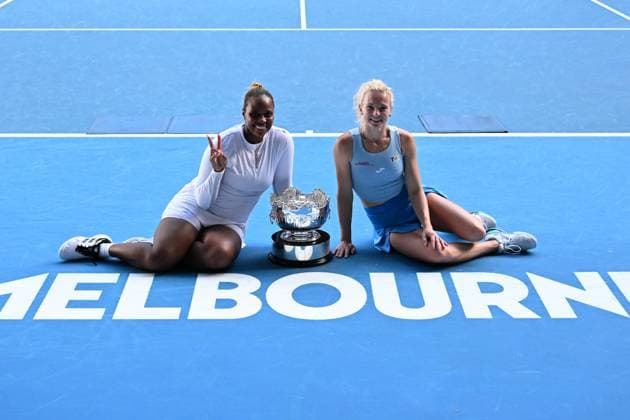 TENNIS AUSTRALIAN OPEN, Katerina Siniakova (right) of the Czech Republic and Taylor Townsend (left) of the USA celebrate with the winners trophy following their Women?s Doubles final win over Jelena Ostapenko of Latvia and Su-Wei Hsieh of Chinese Taipei during the 2025 Australian Open at Melbourne Park in Melbourne, Sunday, January 26, 2025. ( NO ARCHIVING, EDITORIAL USE ONLY, NO USE IN BOOKS WITHOUT CONSENT MELBOURNE VICTORIA AUSTRALIA  Copyright: xJAMESxROSSx 20250126122121576808