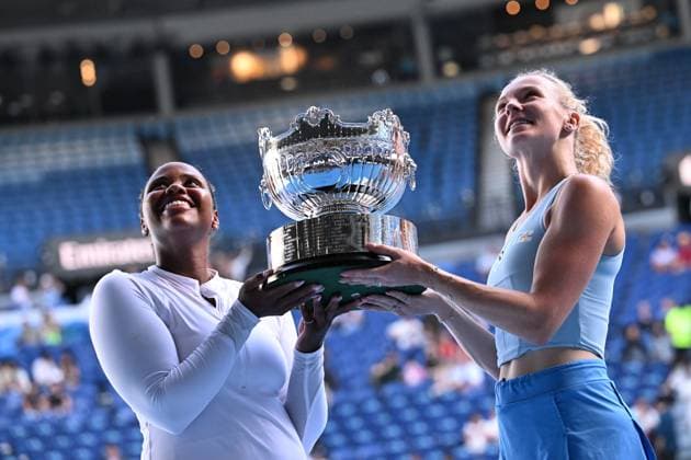 TENNIS AUSTRALIAN OPEN, Katerina Siniakova (right) of the Czech Republic and Taylor Townsend (left) of the USA with the winners trophy following their Women?s Doubles final win over Jelena Ostapenko of Latvia and Su-Wei Hsieh of Chinese Taipei during the 2025 Australian Open at Melbourne Park in Melbourne, Sunday, January 26, 2025. ( NO ARCHIVING, EDITORIAL USE ONLY, NO USE IN BOOKS WITHOUT CONSENT MELBOURNE VICTORIA AUSTRALIA  Copyright: xJAMESxROSSx 20250126188542489027