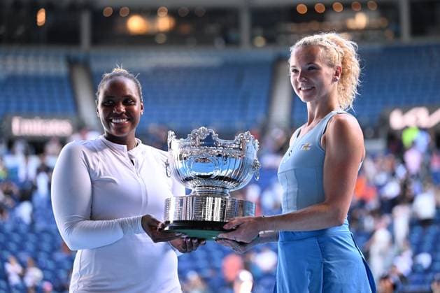 TENNIS AUSTRALIAN OPEN, Katerina Siniakova (right) of the Czech Republic and Taylor Townsend (left) of the USA with the winners trophy following their Women?s Doubles final win over Jelena Ostapenko of Latvia and Su-Wei Hsieh of Chinese Taipei during the 2025 Australian Open at Melbourne Park in Melbourne, Sunday, January 26, 2025. ( NO ARCHIVING, EDITORIAL USE ONLY, NO USE IN BOOKS WITHOUT CONSENT MELBOURNE VICTORIA AUSTRALIA  Copyright: xJAMESxROSSx 20250126144244293552