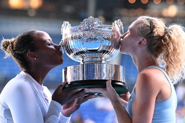 TENNIS AUSTRALIAN OPEN, Katerina Siniakova (right) of the Czech Republic and Taylor Townsend (left) of the USA kiss the winners trophy following their Women?s Doubles final win over Jelena Ostapenko of Latvia and Su-Wei Hsieh of Chinese Taipei during the 2025 Australian Open at Melbourne Park in Melbourne, Sunday, January 26, 2025. ( NO ARCHIVING, EDITORIAL USE ONLY, NO USE IN BOOKS WITHOUT CONSENT MELBOURNE VICTORIA AUSTRALIA  Copyright: xJAMESxROSSx 20250126187523141611