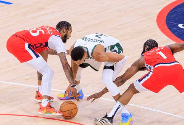 Sport Themen der Woche KW04 Sport Bilder des Tages January 25, 2025, Inglewood, California, USA: Giannis Antetokounmpo 34 of the Milwaukee Bucks battles for the ball with Derrick Jones Jr. 55 and James Harden 1 of the Los Angeles Clippers during their regular season NBA, Basketball Herren, USA game on Saturday January 25, 2025 at Intuit Dome Arena in Inglewood, California. Clippers defeat Bucks, 127-117. JAVIER ROJAS PI Inglewood USA - ZUMAp124 20250125_zaa_p124_095 Copyright: xJavierxRojasx