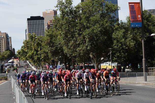 CYCLING WOMENS TOUR DOWN UNDER CRITERIUM, The Peloton makes its way around the Adelaide circuit during the Santos Women s Tour Down Under street classic in Adelaide, Sunday, January 26, 2025. ( NO ARCHIVING, EDITORIAL USE ONLY, NO USE IN BOOKS WITHOUT CONSENT ADELAIDE SOUTH AUSTRALIA AUSTRALIA  Copyright: xCONxCHRONISx 20250126196165734960