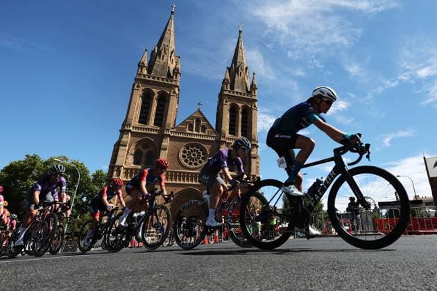 CYCLING WOMENS TOUR DOWN UNDER CRITERIUM, The Peloton makes its way around the Adelaide circuit during the Santos Women s Tour Down Under street classic in Adelaide, Sunday, January 26, 2025. ( NO ARCHIVING, EDITORIAL USE ONLY, NO USE IN BOOKS WITHOUT CONSENT ADELAIDE SOUTH AUSTRALIA AUSTRALIA  Copyright: xCONxCHRONISx 20250126152243948059