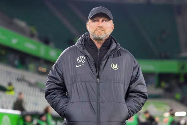 Trainer Ralph Hasenhuettl (VfL Wolfsburg) schaut enttaeuscht, Bundesliga, VfL Wolfsburg v Holstein Kiel, Volkswagen Arena am 24. January 2025 in Wolfsburg, Deutschland. (Foto von Marco Steinbrenner DeFodi Images) Trainer Ralph Hasenhuettl (VfL Wolfsburg) looks dejected, Bundesliga, VfL Wolfsburg v Holstein Kiel, Volkswagen Arena, January 24, 2025 in Wolfsburg, Germany. (Photo by Marco Steinbrenner DeFodi Images) DFL regulations prohibit any use of photographs as image sequences and or quasi-video. Defodi-700_wolf_kiel_20250124_279