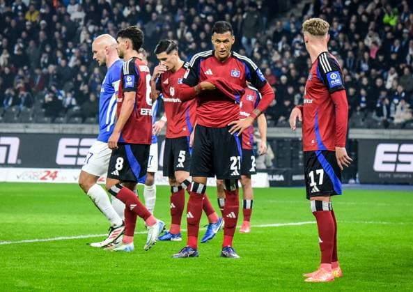 25.01.2025, xlakx, Fussball 2.Bundesliga, Hertha BSC Berlin - Hamburger SV emspor, v.l. Toni Leistner (Hertha BSC 37),Daniel Elfadli (Hamburger SV 8),Dennis Hadzikadunic (Hamburger SV 5),Davie Selke (Hamburger SV 27),Adam Karabec (Hamburger SV 17) (DFL DFB REGULATIONS PROHIBIT ANY USE OF PHOTOGRAPHS as IMAGE SEQUENCES and or QUASI-VIDEO) Daniel Lakomski Jan Huebner Berlin