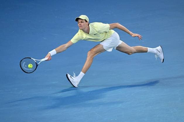 TENNIS AUSTRALIAN OPEN, Liam Hemsworth (centre left) and Gabriella Brooks, look on as Jannik Sinner of Italy returns during his Men?s Singles final against Alexander Zverev of Germany during the 2025 Australian Open at Melbourne Park in Melbourne, Sunday, January 26, 2025. ( NO ARCHIVING, EDITORIAL USE ONLY, NO USE IN BOOKS WITHOUT CONSENT MELBOURNE VICTORIA AUSTRALIA  Copyright: xJAMESxROSSx 20250126176255319787