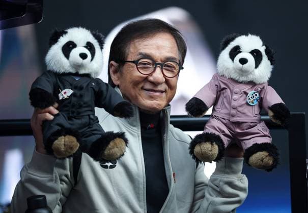 (250126) -- MELBOURNE, Jan. 26, 2025 -- Actor Jackie Chan watches the men s singles final between Jannik Sinner of Italy and Alexander Zverev of Germany at Australian Open tennis tournament in Melbourne, Australia, Jan. 26, 2025. ) (SP)AUSTRALIA-MELBOURNE-TENNIS-AUSTRALIAN OPEN-MEN S SINGLES-FINAL? MaxPing 