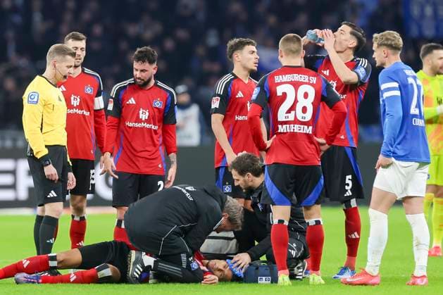 Davie Selke (Hamburger SV) liegt verletzt auf dem Rasen und wird am Kopf behandelt, 2. Bundesliga, Hertha BSC vs Hamburger SV, Olympiastadion am 25. January 2025 in Berlin, Deutschland. (Foto von Marco Steinbrenner DeFodi Images) Davie Selke (Hamburger SV) lies injured on the grass and receives treatment to his head, 2. Bundesliga, Hertha BSC vs Hamburger SV, Olympiastadion, January 25, 2025 in Berlin, Germany. (Photo by Marco Steinbrenner DeFodi Images) DFB DFL REGULATIONS PROHIBIT ANY USE OF PHOTOGRAPHS AS IMAGE SEQUENCES AND OR QUASI-VIDEO. Defodi-700_berlin_hsv_20250125_104
