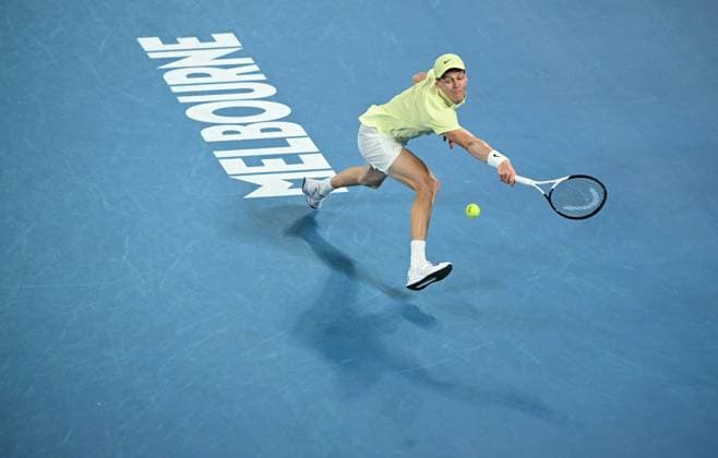 TENNIS AUSTRALIAN OPEN, Jannik Sinner of Italy returns during his Men?s Singles final against Alexander Zverev of Germany during the 2025 Australian Open at Melbourne Park in Melbourne, Sunday, January 26, 2025. ( NO ARCHIVING, EDITORIAL USE ONLY, NO USE IN BOOKS WITHOUT CONSENT MELBOURNE VICTORIA AUSTRALIA  Copyright: xJAMESxROSSx 20250126163510038238