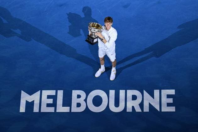 TENNIS AUSTRALIAN OPEN, Jannik Sinner of Italy holds the Norman Brookes Challenge Cup following his Men?s Singles final win over Alexander Zverev of Germany during the 2025 Australian Open at Melbourne Park in Melbourne, Sunday, January 26, 2025. ( NO ARCHIVING, EDITORIAL USE ONLY, NO USE IN BOOKS WITHOUT CONSENT MELBOURNE VICTORIA AUSTRALIA  Copyright: xJAMESxROSSx 20250126113145732289