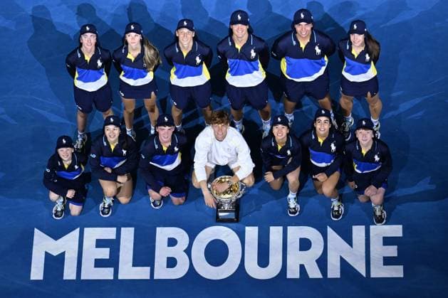 TENNIS AUSTRALIAN OPEN, Jannik Sinner of Italy is joined by the ball kids as he holds the Norman Brookes Challenge Cup following his Men?s Singles final win over Alexander Zverev of Germany during the 2025 Australian Open at Melbourne Park in Melbourne, Sunday, January 26, 2025. ( NO ARCHIVING, EDITORIAL USE ONLY, NO USE IN BOOKS WITHOUT CONSENT MELBOURNE VICTORIA AUSTRALIA  Copyright: xJAMESxROSSx 20250126173054402559