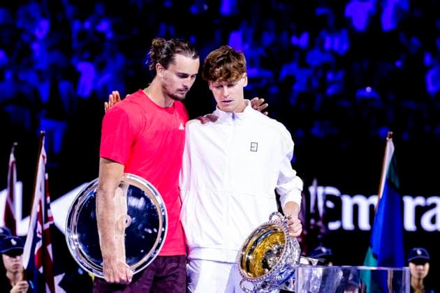 Sport Themen der Woche KW04 Sport Bilder des Tages MELBOURNE, VIC - JANUARY 26: Jannik Sinner of Italy and Alexander Zverev of Germany stand with their trophies during the presentations after Men s Singles Final of the 2025 Australian Open on January 26 2025, at Melbourne Park in Melbourne, Australia. (Photo by Jason Heidrich Icon Sportswire) TENNIS: JAN 26 Australian Open EDITORIAL USE ONLY Icon250126014