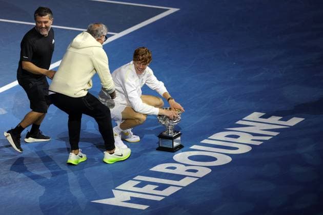 Jannik Sinner of Italy is congratulated by his team Australian Open, Day Fifteen, Tennis, Melbourne Park, Melbourne, Australia - 26 Jan 2025  Copyright: xRachelxBach Shutterstockx 15108805ba