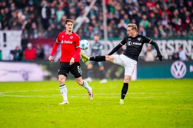 26.01.2025 - Fußball, 2024 2025, 2. Bundesliga, 19. Spieltag, Hannover 96 - SC Preußen Münster: (L-R) Phil Neumann (Hannover), Joshua Mees (Münster) DFL REGULATIONS PROHIBIT ANY USE OF PHOTOGRAPHS AS IMAGE SEQUENCES AND OR QUASI-VIDEO. Hannover Niedersachsen Deutschland Heinz von Heiden Arena