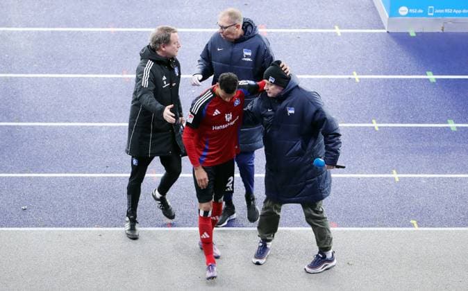 Davie Selke geht am Kopf verletzt vom Platz, Arzt Prof. Dr. Götz Welsch (HSV) redet mit Dr. Ulrich Schleicher (BSC), Stadionsprecher Fabian von Wachsmuth Fußball Fussball DFL 2.Bundesliga Herren 19. Spieltag Saison 2024 2025 25.12.2024 Hertha BSC Berlin vs. Hamburger SV HSV DFL regulations prohibit any use of photographs as image sequences and or quasi-video