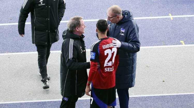Davie Selke geht am Kopf verletzt vom Platz, Arzt Prof. Dr. Götz Welsch (HSV) redet mit Dr. Ulrich Schleicher (BSC) Fußball Fussball DFL 2.Bundesliga Herren 19. Spieltag Saison 2024 2025 25.12.2024 Hertha BSC Berlin vs. Hamburger SV HSV DFL regulations prohibit any use of photographs as image sequences and or quasi-video