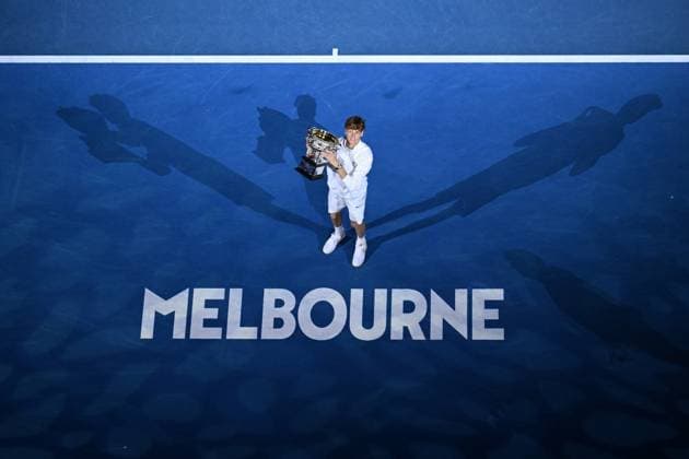 Sport Bilder des Tages TENNIS AUSTRALIAN OPEN, Jannik Sinner of Italy holds the Norman Brookes Challenge Cup following his Men?s Singles final win over Alexander Zverev of Germany during the 2025 Australian Open at Melbourne Park in Melbourne, Sunday, January 26, 2025. ( NO ARCHIVING, EDITORIAL USE ONLY, NO USE IN BOOKS WITHOUT CONSENT MELBOURNE VICTORIA AUSTRALIA  Copyright: xJAMESxROSSx 20250126137813094234