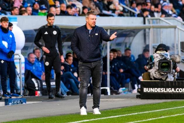 Lukas Kwasniok (SC Paderborn 07, Trainer) gestikuliert, GER, SV Darmstadt 98 vs. SC Paderborn 07, Fussball, 2. Bundesliga, 19. Spieltag, Saison 2024 2025, 26.01.2025. DFL REGULATIONS PROHIBIT ANY USE OF PHOTOGRAPHS as IMAGE SEQUENCES and or QUASI-VIDEO. GER, SV Darmstadt 98 vs. SC Paderborn 07, Fussball, 2. Bundesliga, 19. Spieltag, Saison 2024 2025, 26.01.2025. Darmstadt