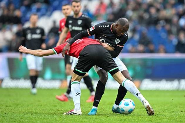 2. Bundesliga - Hannover 06 - SC Preußen Münster am 26.01.2025 in der HDI Arena in Hannover David Kinsombi (Muenster) im Zweikampf gegen Fabian Kunze (Hannover 96)