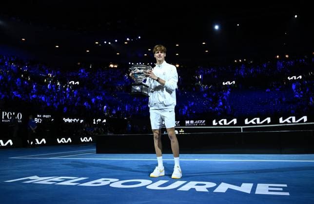TENNIS AUSTRALIAN OPEN, Jannik Sinner of Italy poses with the Norman Brookes Challenge Cup after winning the Men?s singles final against Alexander Zverev of Germany at the 2025 Australian Open at Melbourne Park in Melbourne, Sunday, January 26, 2025. ( NO ARCHIVING, EDITORIAL USE ONLY, NO USE IN BOOKS WITHOUT CONSENT MELBOURNE VICTORIA AUSTRALIA  Copyright: xJOELxCARRETTx 20250126132680588820