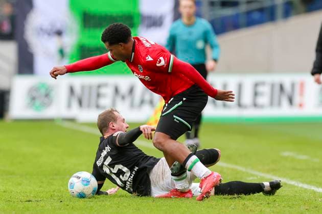 Simon Scherder (SC Preussen Muenster) und Jessic Ngankam (Hannover 96) kaempfen um den Ball, 2. Bundesliga, Hannover 96 vs Preußen Münster, Heinz von Heiden Arena am 26. January 2025 in Hannover, Deutschland. (Foto von Marco Steinbrenner DeFodi Images) Simon Scherder (SC Preussen Muenster) und Jessic Ngankam (Hannover 96) battle for the ball, 2. Bundesliga, Hannover 96 vs Preußen Münster, Heinz von Heiden Arena, January 26, 2025 in Hanover, Germany. (Photo by Marco Steinbrenner DeFodi Images) DFB DFL REGULATIONS PROHIBIT ANY USE OF PHOTOGRAPHS AS IMAGE SEQUENCES AND OR QUASI-VIDEO. Defodi-700_hannover_muenster_20250126_043