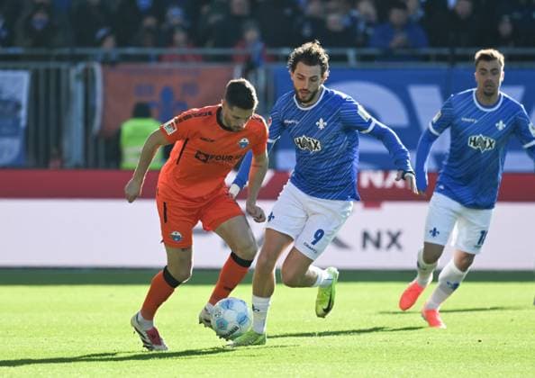 26.01.2025, xsltx, Fussball 2.Bundesliga, SV Darmstadt 98 - SC Paderborn 07 emspor, v.l. Marcel Hoffmeier (SC Paderborn 07), Fraser Hornby (SV Darmstadt 98) (DFL DFB REGULATIONS PROHIBIT ANY USE OF PHOTOGRAPHS as IMAGE SEQUENCES and or QUASI-VIDEO)