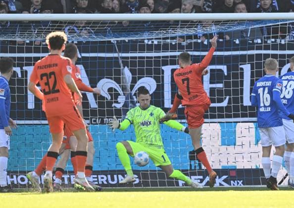 26.01.2025, xsltx, Fussball 2.Bundesliga, SV Darmstadt 98 - SC Paderborn 07 emspor, v.l. Filip Bilbija (SC Paderborn 07) triifft vernmeintlich. Zum 1:0 für Paderborn, doch die Hand war im Spiel (DFL DFB REGULATIONS PROHIBIT ANY USE OF PHOTOGRAPHS as IMAGE SEQUENCES and or QUASI-VIDEO)