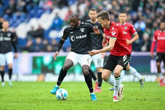 2. Bundesliga - Hannover 06 - SC Preußen Münster am 26.01.2025 in der HDI Arena in Hannover David Kinsombi (Muenster) im Zweikampf gegen Fabian Kunze (Hannover 96)