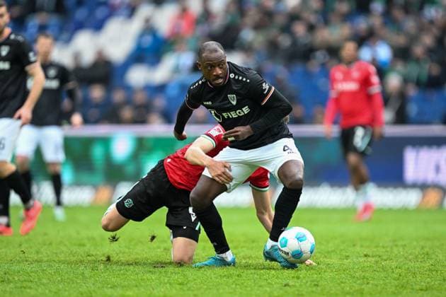 2. Bundesliga - Hannover 06 - SC Preußen Münster am 26.01.2025 in der HDI Arena in Hannover David Kinsombi (Muenster) im Zweikampf gegen Fabian Kunze (Hannover 96)