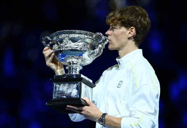 Sport Bilder des Tages TENNIS AUSTRALIAN OPEN, Jannik Sinner of Italy celebrates with the Norman Brookes Challenge Cup after winning the Men?s singles final against Alexander Zverev of Germany at the 2025 Australian Open at Melbourne Park in Melbourne, Sunday, January 26, 2025. ( NO ARCHIVING, EDITORIAL USE ONLY, NO USE IN BOOKS WITHOUT CONSENT MELBOURNE VICTORIA AUSTRALIA  Copyright: xJOELxCARRETTx 20250126173458454439