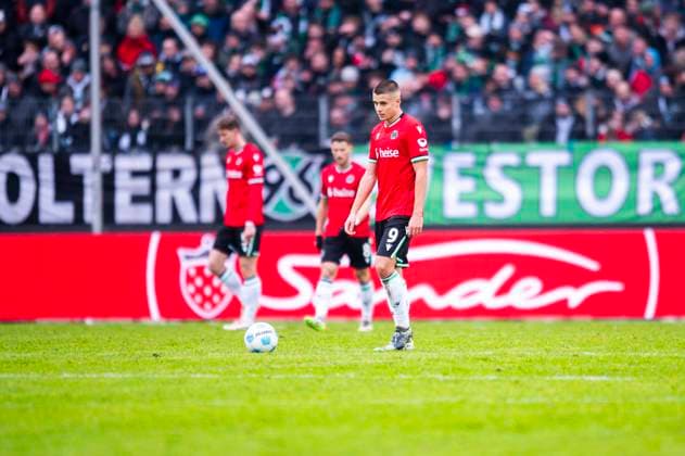 26.01.2025 - Fußball, 2024 2025, 2. Bundesliga, 19. Spieltag, Hannover 96 - SC Preußen Münster: (L-R) Phil Neumann (Hannover), Enzo Leopold (Hannover), Nicolo Tresoldi (Hannover) nach dem Tor zum 0:1 von Joshua Mees (Münster) DFL REGULATIONS PROHIBIT ANY USE OF PHOTOGRAPHS AS IMAGE SEQUENCES AND OR QUASI-VIDEO. Hannover Niedersachsen Deutschland Heinz von Heiden Arena