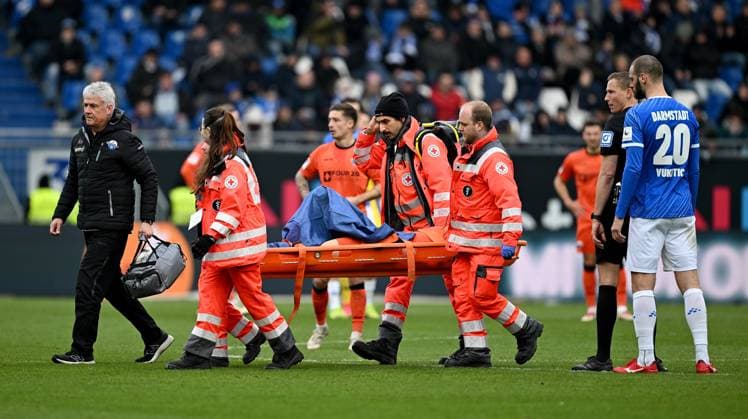 26.01.2025, xfux, Fussball 2.Bundesliga, SV Darmstadt 98 - SC Paderborn 07 emspor, v.l. Felix Platte (SC Paderborn) receive an injury, bursied, harried, hurt, injured, injury, trauma, disappointed, crestfallen, verletzt, Verletzung und wird vom Rettungsdienst auf der Trage aus dem Stadion getragen Sanitäter , Sanitaeter, Rettungssanitäter, Rettungssanitaeter, Notarzt, Arzt, Korbtrage (DFL DFB REGULATIONS PROHIBIT ANY USE OF PHOTOGRAPHS as IMAGE SEQUENCES and or QUASI-VIDEO) Darmstadt