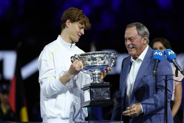 Tennis Legende John Newcombe uebergibt Jannik Sinner den Pokal, Siegerehrung, Presentation, Australian Open 2025, Melbourne Park, Melbourne, Victoria, Australia. Copyright: xJuergenxHasenkopfx