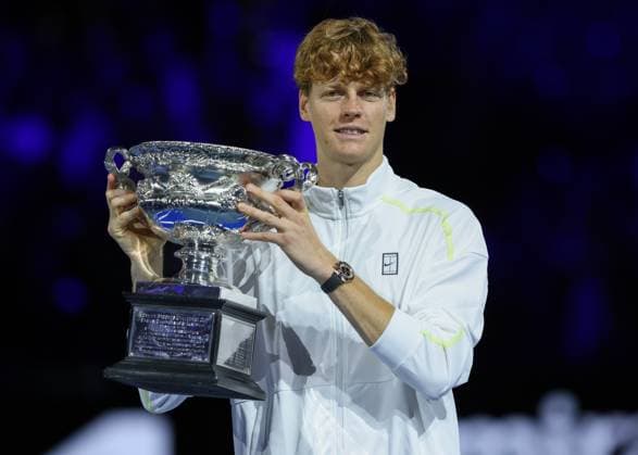 Sport Bilder des Tages Sieger Jannik Sinner mit dem Pokal, Trophäe Siegerehrung, Presentation, Australian Open 2025, Melbourne Park, Melbourne, Victoria, Australia. Copyright: xJuergenxHasenkopfx