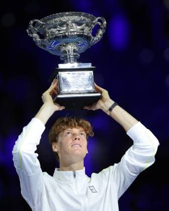 Sieger Jannik Sinner mit dem Pokal, Trophäe Siegerehrung, Presentation, Australian Open 2025, Melbourne Park, Melbourne, Victoria, Australia. Copyright: xJuergenxHasenkopfx