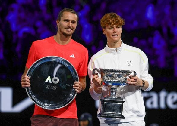 Sport Bilder des Tages Sieger Jannik Sinner und Finalist Alexander Zverev, Siegerehrung, Presentation, Australian Open 2025, Melbourne Park, Melbourne, Victoria, Australia. *** Winner Jannik Sinner and finalist Alexander Zverev, Award ceremony, Presentation, Australian Open 2025, Melbourne Park, Melbourne, Victoria, Australia Copyright: xJuergenxHasenkopfx