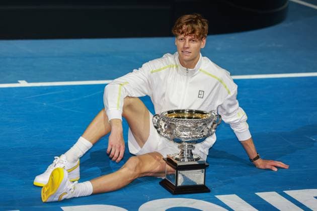 Sieger Jannik Sinner mit dem Pokal, Trophäe Siegerehrung, Presentation, Australian Open 2025, Melbourne Park, Melbourne, Victoria, Australia. Copyright: xJuergenxHasenkopfx
