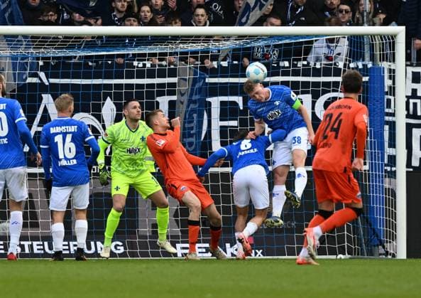 26.01.2025, xsltx, Fussball 2.Bundesliga, SV Darmstadt 98 - SC Paderborn 07 emspor, 2. v.re. Clemens Riedel (SV Darmstadt 98) klärt per Kopfball im Darmstädter Strafraum (DFL DFB REGULATIONS PROHIBIT ANY USE OF PHOTOGRAPHS as IMAGE SEQUENCES and or QUASI-VIDEO)