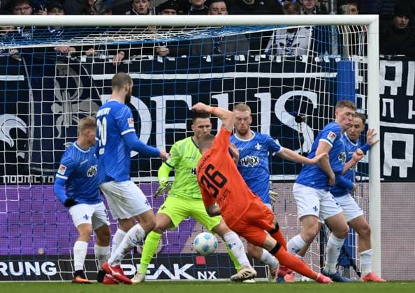 26.01.2025, xsltx, Fussball 2.Bundesliga, SV Darmstadt 98 - SC Paderborn 07 emspor, v.l. Felix Platte (SC Paderborn 07 Nr. 36) trifft zum 1:0i für Paderborn (DFL DFB REGULATIONS PROHIBIT ANY USE OF PHOTOGRAPHS as IMAGE SEQUENCES and or QUASI-VIDEO)