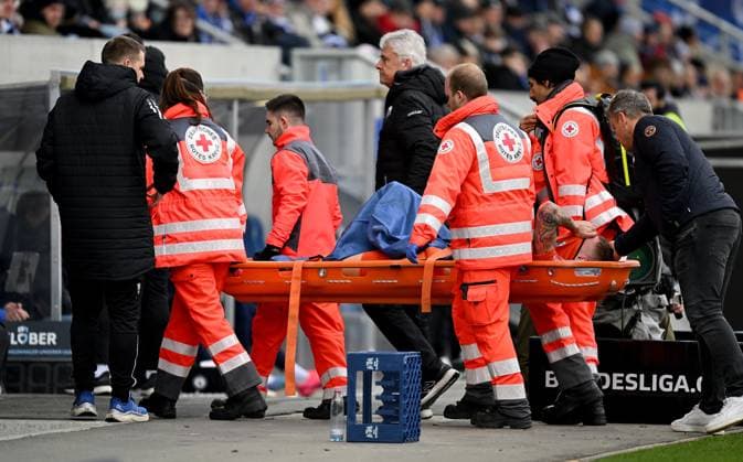 26.01.2025, xfux, Fussball 2.Bundesliga, SV Darmstadt 98 - SC Paderborn 07 emspor, v.l. Felix Platte (SC Paderborn) receive an injury, bursied, harried, hurt, injured, injury, trauma, disappointed, crestfallen, verletzt, Verletzung und wird vom Rettungsdienst auf der Trage aus dem Stadion getragen Sanitäter , Sanitaeter, Rettungssanitäter, Rettungssanitaeter, Notarzt, Arzt, Korbtrage enttaeuscht, enttaeuscht schauend, dissapointed (DFL DFB REGULATIONS PROHIBIT ANY USE OF PHOTOGRAPHS as IMAGE SEQUENCES and or QUASI-VIDEO) Darmstadt