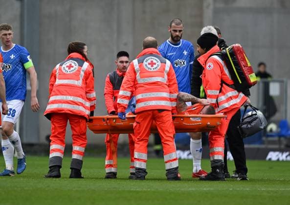 26.01.2025, xsltx, Fussball 2.Bundesliga, SV Darmstadt 98 - SC Paderborn 07 emspor, v.l. Felix Platte (SC Paderborn 07) muss nach einem Zusammenprall mit Aleksandar Vukotic (SV Darmstadt 98 hinten re.) mit der Trage vom Platz getragen werden (DFL DFB REGULATIONS PROHIBIT ANY USE OF PHOTOGRAPHS as IMAGE SEQUENCES and or QUASI-VIDEO)