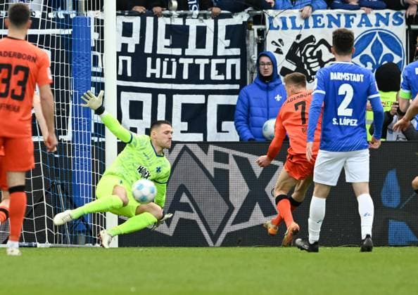26.01.2025, xsltx, Fussball 2.Bundesliga, SV Darmstadt 98 - SC Paderborn 07 emspor, v.l. Marcel Schuhen (SV Darmstadt 98) pariert den Nachschuss von Filip Bilbija (SC Paderborn 07 Nr. 7) (DFL DFB REGULATIONS PROHIBIT ANY USE OF PHOTOGRAPHS as IMAGE SEQUENCES and or QUASI-VIDEO)