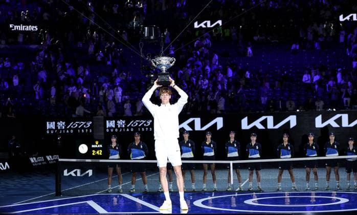 (250126) -- MELBOURNE, Jan. 26, 2025 -- Jannik Sinner poses with the trophy at the awarding ceremony after the men s singles final between Jannik Sinner of Italy and Alexander Zverev of Germany at Australian Open tennis tournament in Melbourne, Australia, Jan. 26, 2025. ) (SP)AUSTRALIA-MELBOURNE-TENNIS-AUSTRALIAN OPEN-MEN S SINGLES-FINAL MaxPing 