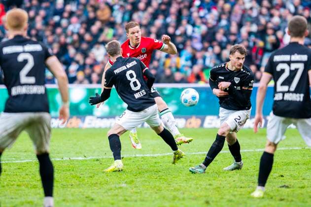 26.01.2025 - Fußball, 2024 2025, 2. Bundesliga, 19. Spieltag, Hannover 96 - SC Preußen Münster: (L-R) Joshua Mees (Münster), Marcel Halstenberg (Hannover), Niko Koulis (Münster) DFL REGULATIONS PROHIBIT ANY USE OF PHOTOGRAPHS AS IMAGE SEQUENCES AND OR QUASI-VIDEO. Hannover Niedersachsen Deutschland Heinz von Heiden Arena